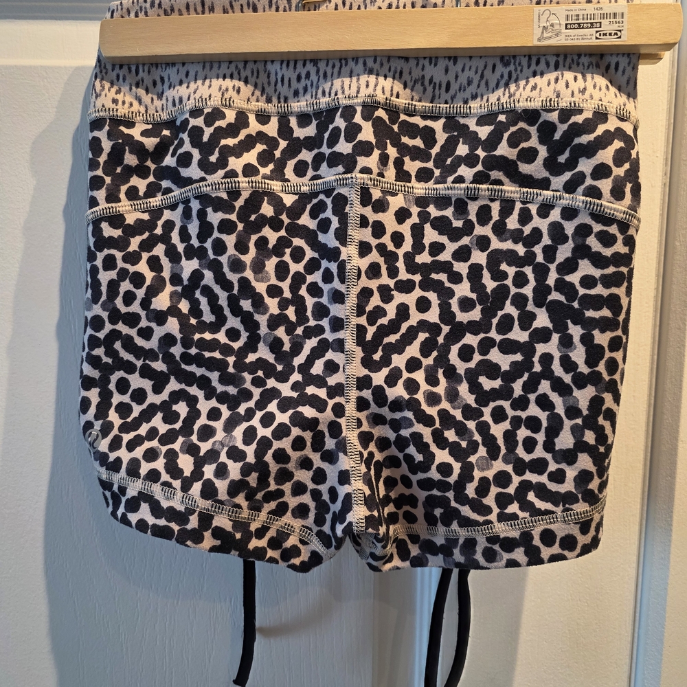 Lululemon Athletica Beige Patterned Shorts - Picture 3 of 5